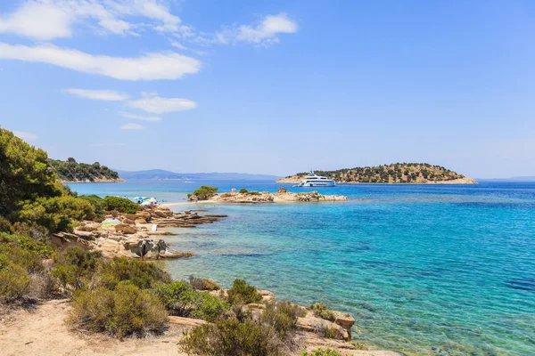 Wonderful summer seascape of turquoise sea water and yacht at coast Sithonia on Halkidiki Greece — Stock Photo, Image