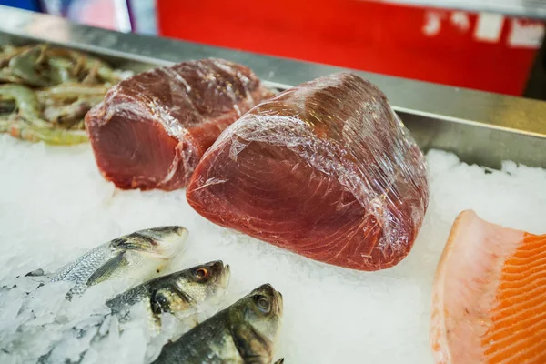Rauwe verse tonijn steaks — Stockfoto