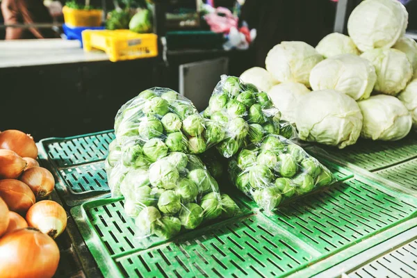 Cavoletto di Bruxelles verdure verdi a foglia verde — Foto Stock