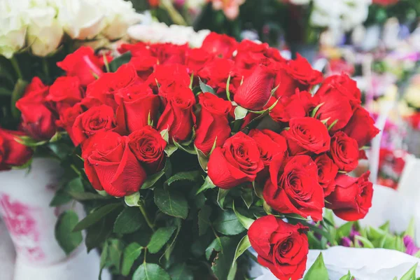 Hermoso ramo de rosas rojas — Foto de Stock