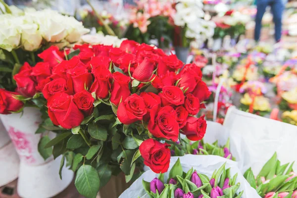 Hermoso ramo de rosas rojas —  Fotos de Stock