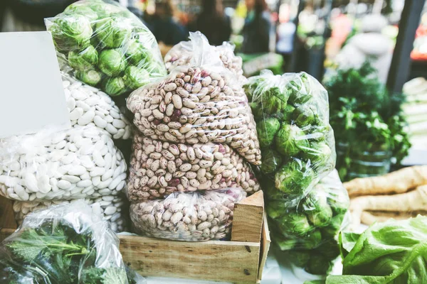 Місцевого ринку продовольчих фермерів. Упаковані сушені боби і Брюссель Розсада на стійло на відкритому ринку. — стокове фото