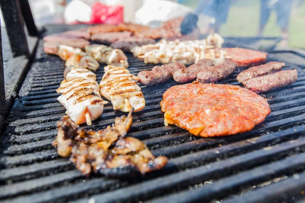 Hambúrguer grelhado e carne de frango no churrasco no piquenique — Fotografia de Stock