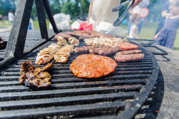 Burger grillé et viande de poulet sur barbecue au pique-nique — Photo