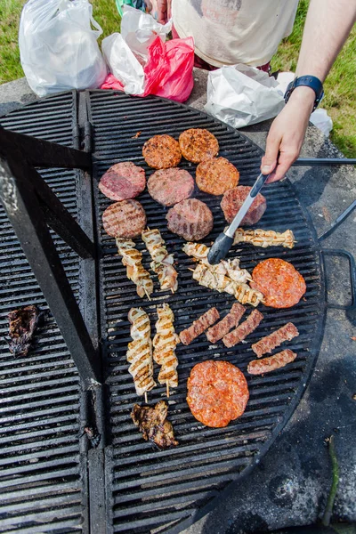 Homme préparant barbecue à la fête en plein air — Photo