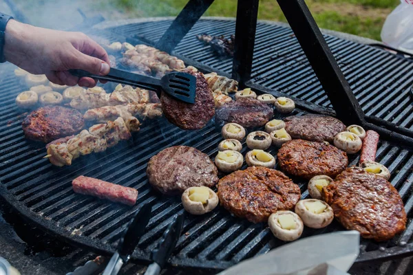 在野餐时在烧烤时准备烤肉 — 图库照片