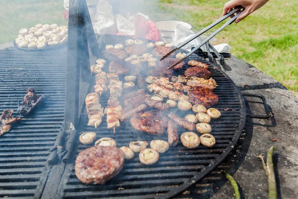 Sortimento de carne grelhada e champignon branco cheio na festa churrasco churrasco — Fotografia de Stock