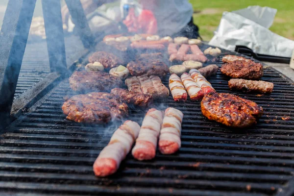 バーベキューバーベキューパーティーで焼き肉と白いシャンピニヨンを満たした品揃え — ストック写真