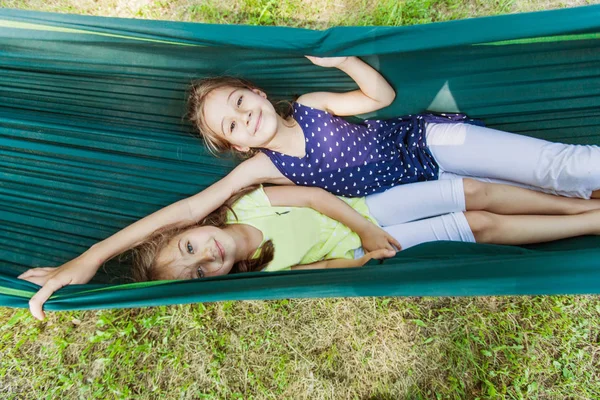 Meninas Adoráveis Relaxando Rede Floresta Crianças Gostam Natureza — Fotografia de Stock