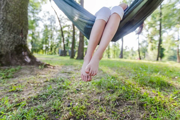 Barn Njuter Naturen Avkopplande Hängmatta Skogen Sommardagen — Stockfoto