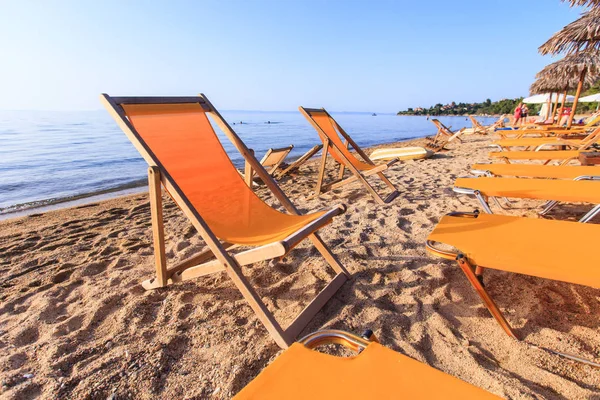 Kum üzerinde yaz tatili ve tatil plaj şezlong — Stok fotoğraf