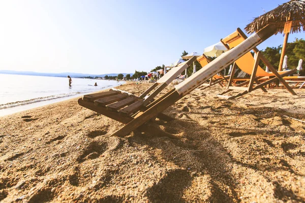 Sommarsemester och semester strand solstol på sand — Stockfoto