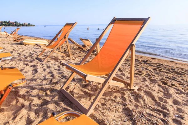 Férias de verão e férias praia deck cadeira na areia — Fotografia de Stock