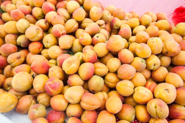 Haufen frischer, reifer Aprikosen auf dem örtlichen Bauernmarkt — Stockfoto