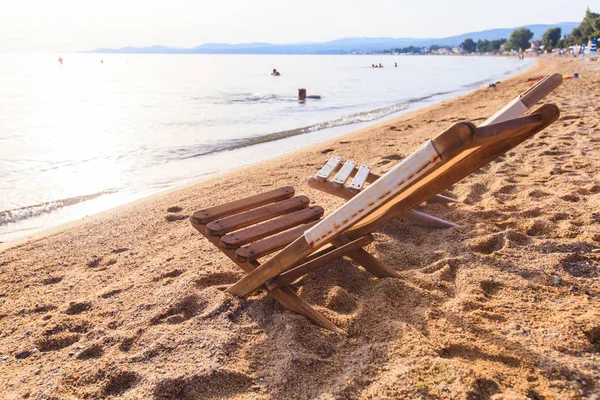 夏季假期和度假海滩甲板椅在沙滩上 — 图库照片