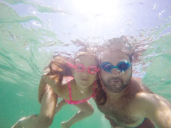 Portrait sous-marin père et fille — Photo