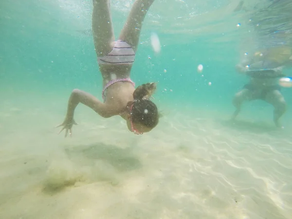 Niño nadando bajo el agua y buceando en el mar — Foto de Stock