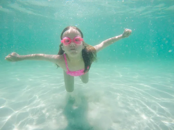 Šťastný dětský podmořský portrét plavání a potápění v moři — Stock fotografie