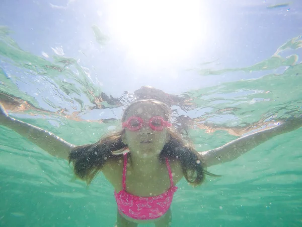 Gelukkig kind onderwater portret zwemmen en duiken in de zee — Stockfoto