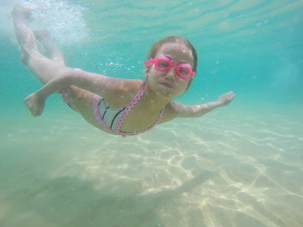 Criança feliz retrato subaquático nadando e mergulhando no mar — Fotografia de Stock