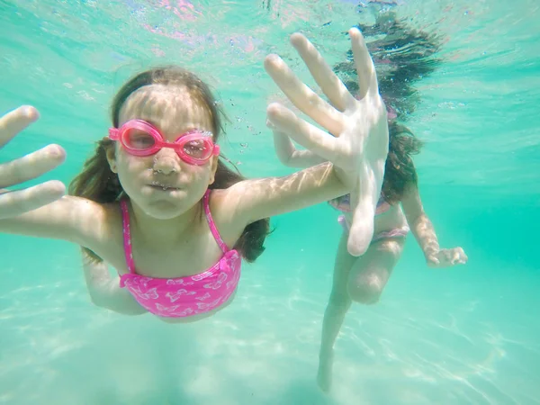 Šťastný dětský podmořský portrét plavání a potápění v moři — Stock fotografie