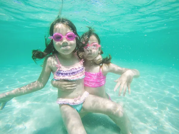 Šťastné děti v podmořských podobiznech plavání a potápění v moři — Stock fotografie