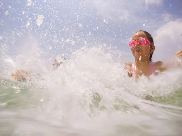 Amusement d'enfant heureux dans l'eau de mer pendant les vacances d'été — Photo