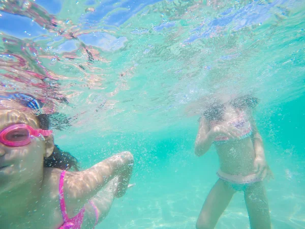 행복한 어린이 수중 초상화 수영과 바다에서 다이빙 — 스톡 사진