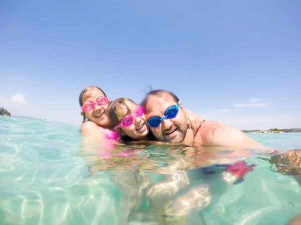 Gelukkige familie op zomer vakantie met selfie — Stockfoto