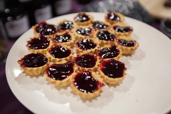 Mini tartas de relleno con mermelada de aronia orgánica —  Fotos de Stock