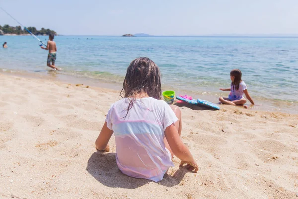 Dzieci na piaszczystej plaży podczas wakacji — Zdjęcie stockowe