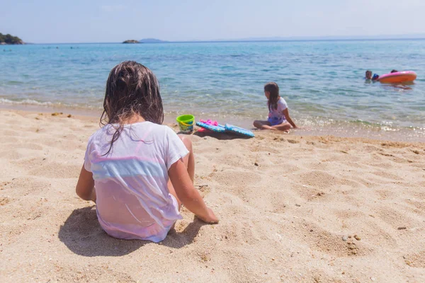 Діти на піщаному пляжі під час літніх канікул — стокове фото