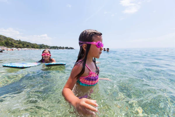 Щасливі діти розважаються у морській воді на літніх канікулах — стокове фото