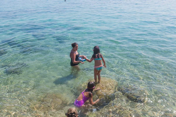 Enfant sautant dans la mer — Photo