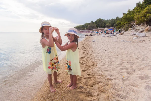 暑假期间沙滩上的儿童 — 图库照片