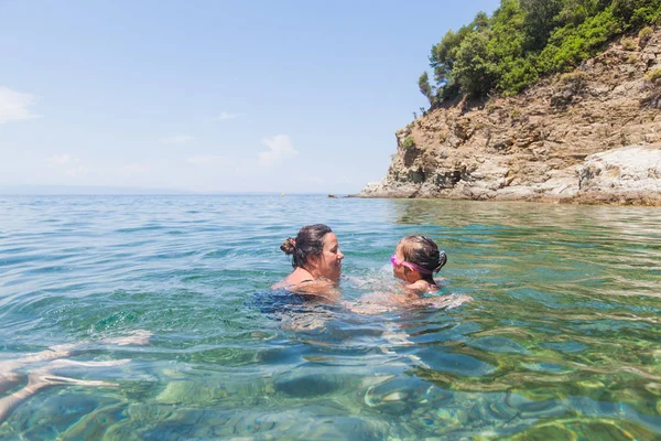 Mor och dotter ha kul tillsammans i havet under semestern — Stockfoto