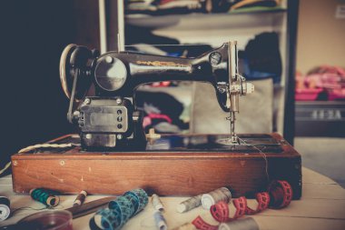Evde retro dikiş makinesi