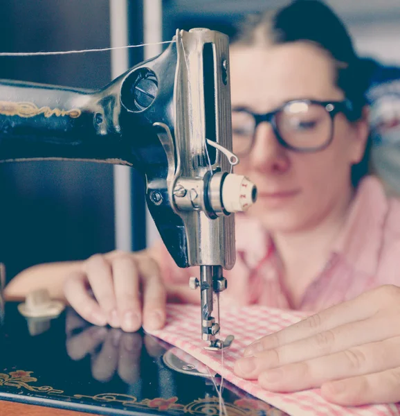 Costureira mulher usando máquina de costura retro — Fotografia de Stock