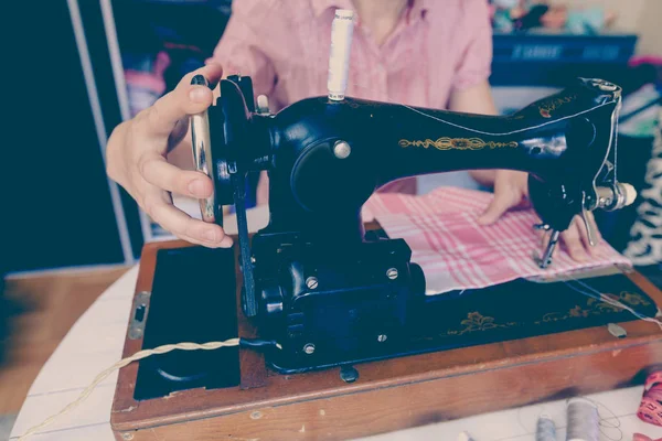 Costurera mujer utilizando la máquina de coser retro —  Fotos de Stock