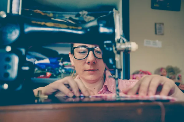 Costurera mujer utilizando la máquina de coser retro —  Fotos de Stock