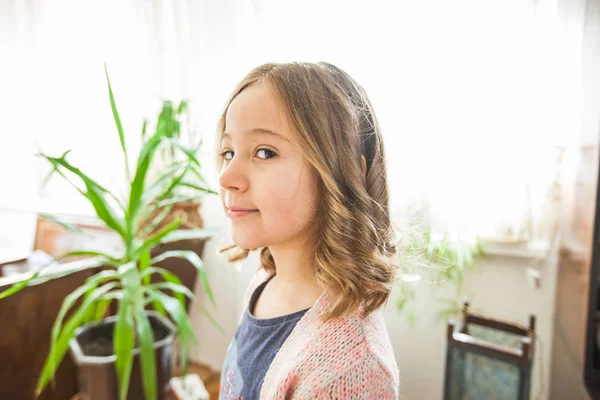 Leende liten flicka inomhus porträtt — Stockfoto