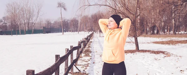 휘트니스 여자 겨울 활동 — 스톡 사진
