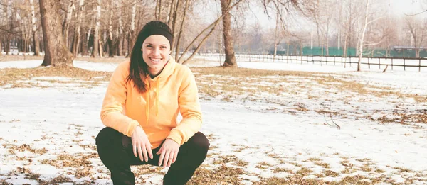 Smiling fitness woman in winter day — Stock Photo, Image