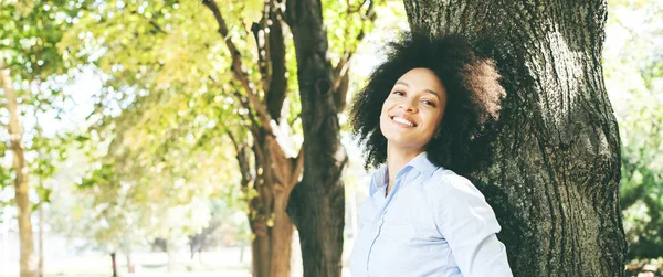 Lycklig vacker afrikansk amerikansk kvinna i naturen — Stockfoto