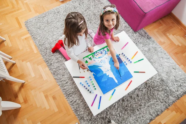 Duas meninas pintando na tela — Fotografia de Stock