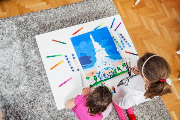 Iki küçük kız tuval üzerinde boyama — Stok fotoğraf