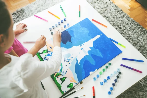 Bambine che dipingono su tela a casa — Foto Stock