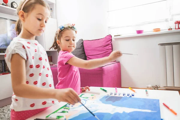 Two little girls painting on canvas — Stock Photo, Image