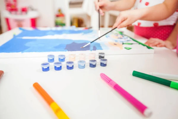 Kleine kunstenaar handen met borstel schilderij op canvas — Stockfoto