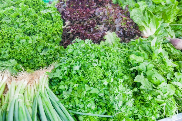 Frische gesunde Biolebensmittel auf lokalem grünen Bauernmarkt — Stockfoto